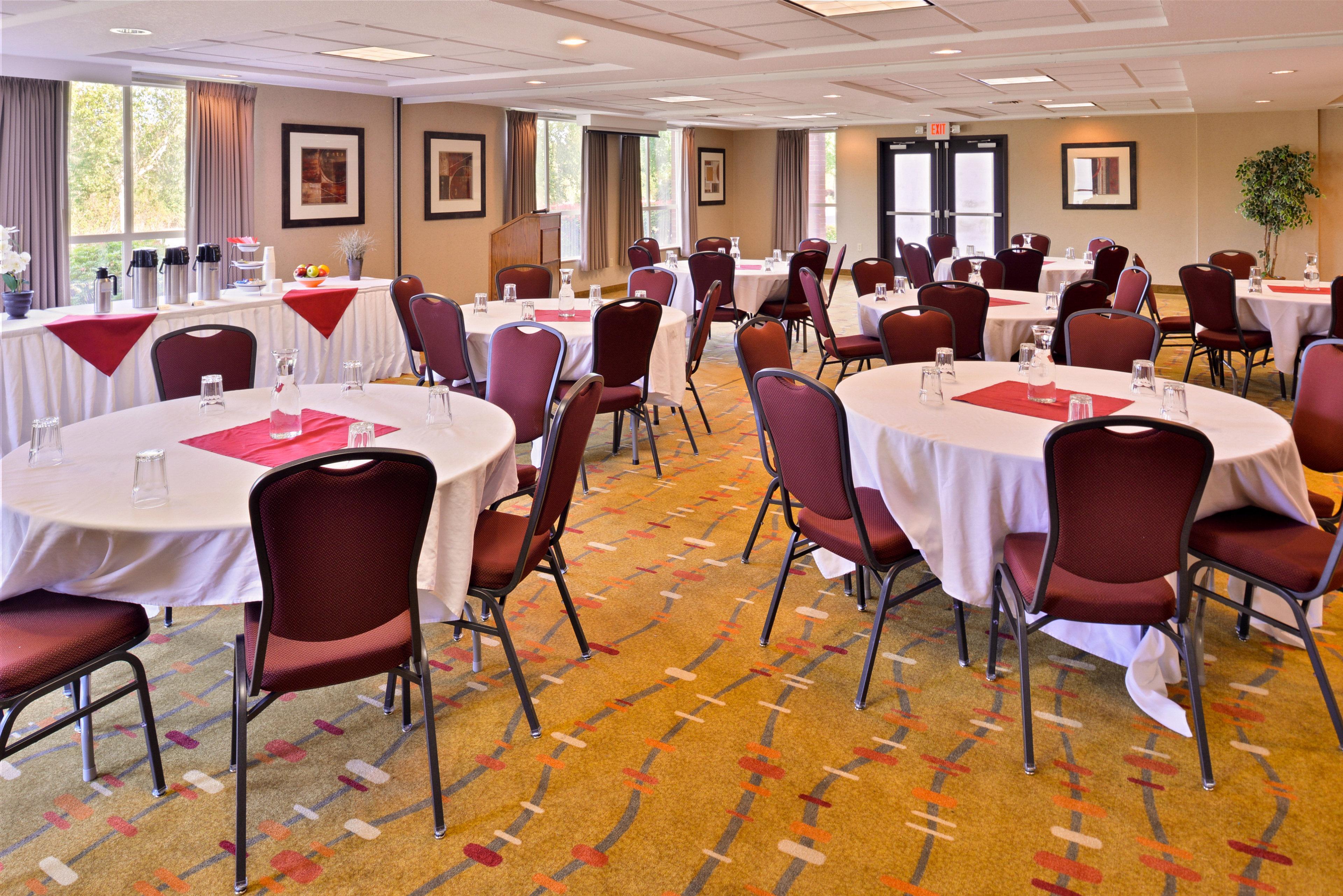 Holiday Inn Express Hotel & Suites Albany By Ihg Exterior photo