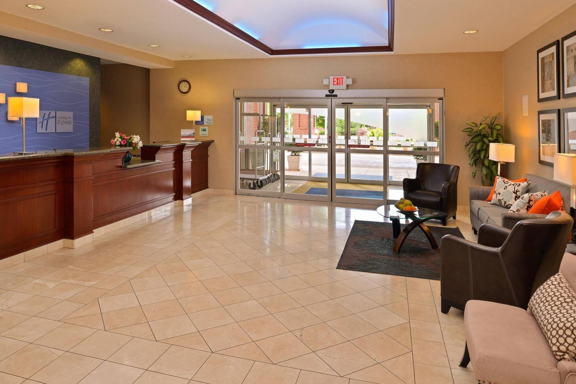 Holiday Inn Express Hotel & Suites Albany By Ihg Exterior photo